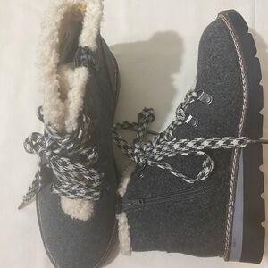 MADDEN NYC Cozy Gray Winter Boots - SIZE 9